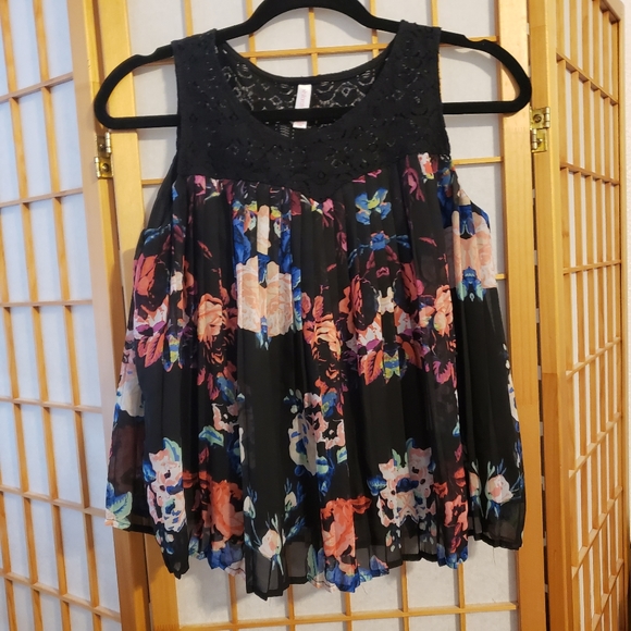 Tops - Picture 2 of 11